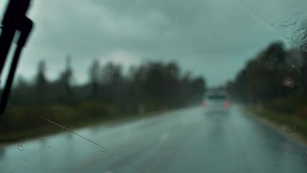 Βροχερός Καιρός Βρέχει Ενώ Οδηγείτε Ένα Αυτοκίνητο Στο Δρόμο Βροχή — Αρχείο Βίντεο