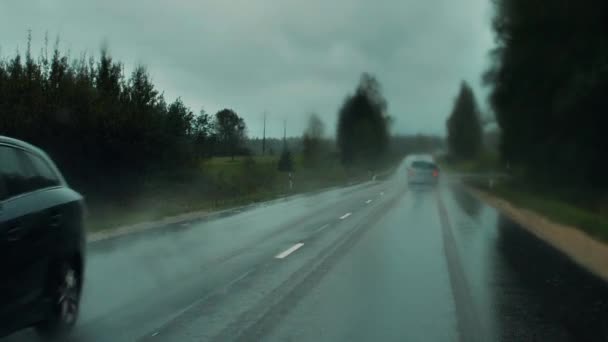 在路上开车时 下着雨 雨落在玻璃上 用英文写50个关键词 用逗号隔开 — 图库视频影像