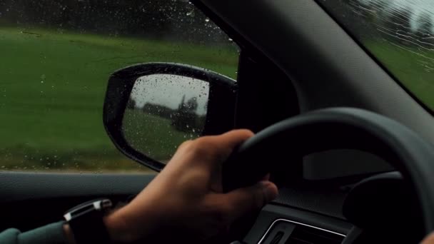 Ένας Άντρας Οδηγεί Ένα Αυτοκίνητο Και Σταγόνες Βροχής Πέφτουν Στο — Αρχείο Βίντεο