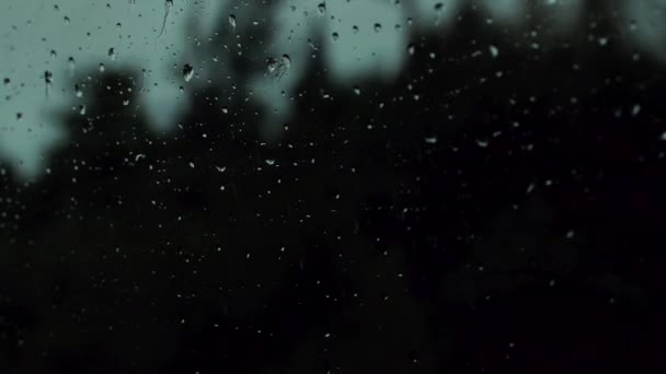 在路上开车时 雨落在车窗上 大雨倾盆而下 有选择性的软重点 为这幅画人工合成的谷物 — 图库视频影像