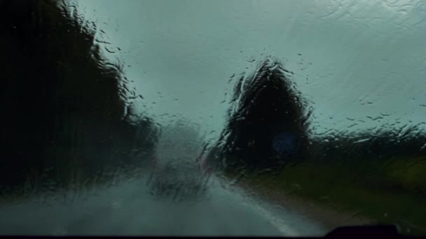 Yağmurlu Bir Hava Arabayı Yolda Sürerken Yağmur Arabanın Camlarına Yağar — Stok video