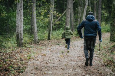Erkeklerin parkta ağaçlarla kavga etmesi. Yumuşak seçici odak.