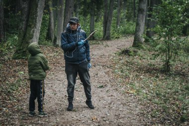 Erkeklerin parkta ağaçlarla kavga etmesi. Yumuşak seçici odak.