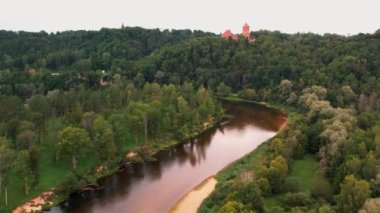 Letonya doğa parkındaki Gauja Nehri. Gauja kıyısındaki Turaida Kalesi. Avrupa 'nın en güzel yerleri.