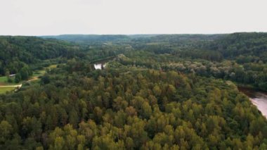 Letonya doğa parkındaki Gauja Nehri. Gauja kıyısındaki Turaida Kalesi. Avrupa 'nın en güzel yerleri.