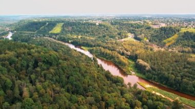 Letonya doğa parkındaki Gauja Nehri. Gauja kıyısındaki Turaida Kalesi. Avrupa 'nın en güzel yerleri.