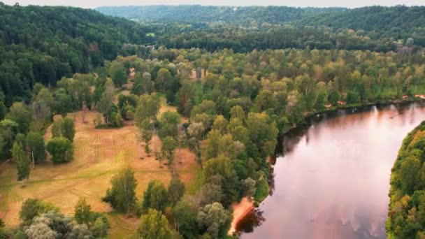 位于拉脱维亚自然公园的Gauja河 位于Gauja河岸的Turaida城堡 欧洲最美丽的地方 — 图库视频影像