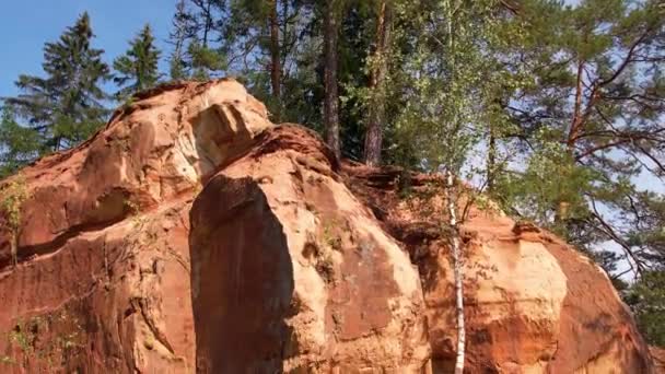 位于拉脱维亚自然公园的Gauja河 高加河岸上的Zvartes岩石 河岸上的岩石 欧洲最美丽的地方 — 图库视频影像