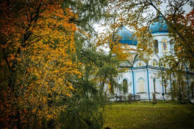 Güzel bir sonbahar döneminde şehir merkezindeki CSI Kültür Evi. Yumuşak seçici odak. 