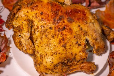 Baharat ve sonbahar yapraklarıyla marine edilmiş kızarmış tavuk. Yumuşak seçici odak.