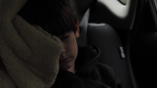 Chłopak Śpi Samochodzie Siedzi Tyłu Chłopak Jest Pełny Nagranie Miękkie — Wideo stockowe