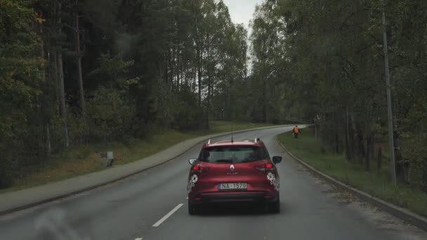 Städtereise Herbstlichen Laubwagen Auf Der Autobahn Umgeben Von Bäumen Tagsüber — Stockvideo