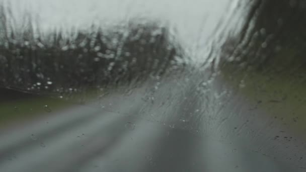 Jedzie Drodze Czyści Okna Wycieraczką Pada Deszcz Miękkie Ukierunkowanie Selektywne — Wideo stockowe