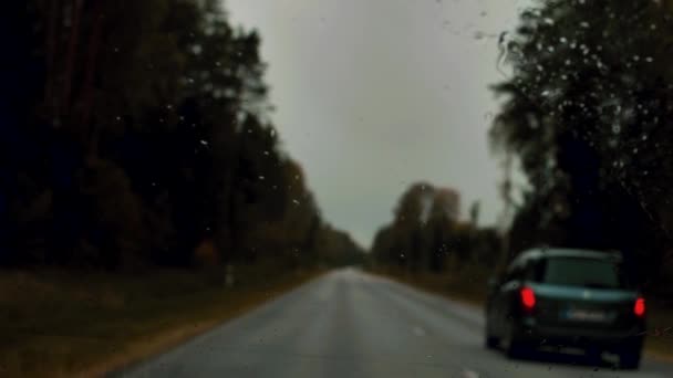 Bilen Kör Vägen Och Rengör Fönstren Med Vindrutetorkare Det Regnar — Stockvideo