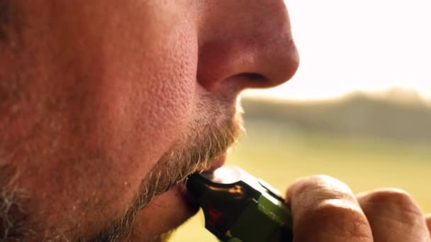 Uomo Volante Fuma Una Sigaretta Elettronica Gli Soffia Fumo Bocca — Video Stock