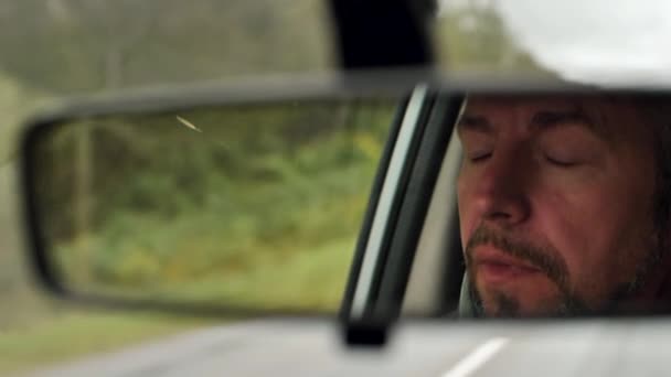 Homme Volant Est Fatigué Ses Yeux Sont Fatigués Regarde Dans — Video