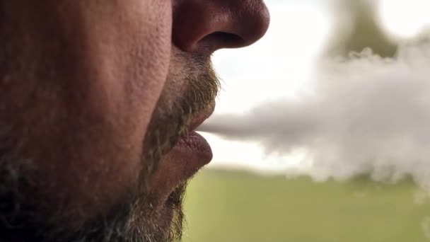 Een Man Achter Het Stuur Rookt Een Elektronische Sigaret Blaast — Stockvideo
