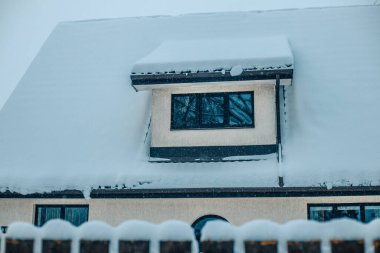 Karlı binalar ve ağaçlarla kaplı kış şehirleri. Karlı yollu kış şehirleri. Beyaz kış günü.