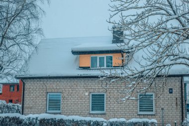 Karlı binalar ve ağaçlarla kaplı kış şehirleri. Karlı yollu kış şehirleri. Beyaz kış günü.