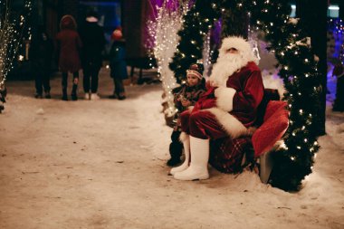 Neşeli bir aile Noel 'i Noel süsleri ve Noel Baba ile kutluyor. Atmosferik bozulma, sıcak hava bozulması, ısı bozulması, hava kırılması.