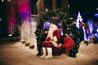 Neşeli bir aile Noel 'i Noel süsleri ve Noel Baba ile kutluyor. Atmosferik bozulma, sıcak hava bozulması, ısı bozulması, hava kırılması.