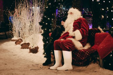 Neşeli bir aile Noel 'i Noel süsleri ve Noel Baba ile kutluyor. Atmosferik bozulma, sıcak hava bozulması, ısı bozulması, hava kırılması.