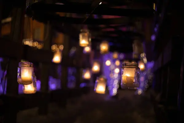 Parlak mimari, gece karanlığında kavanozda bir mumla. Festival binası karanlık bir gecede Noel ışıklarıyla aydınlanır. Atmosferik bozulma, sıcak hava bozulması..