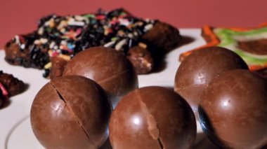 Süslü, lezzetli zencefilli çörek ve şekerlerden yakın çekim. Masada dönen şekerli, parlak ve lezzetli renkli zencefilli kurabiye. Yumuşak seçici odaklanma. Yapay olarak oluşturuldu 