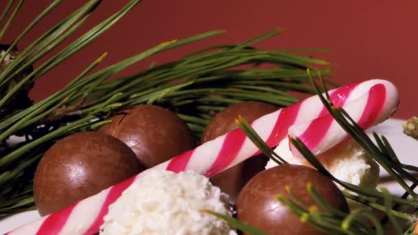 Čokoládové Kokosové Vánoční Kuličky Bonbóny Točí Stole Borové Jehly Ozdobu — Stock video