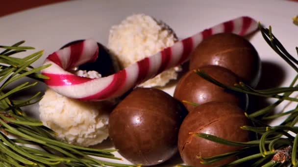巧克力和椰子圣诞球 糖果在桌上旋转着 松针作为装饰 视频剪辑 有选择性的软重点 为这幅画人工合成的谷物 — 图库视频影像
