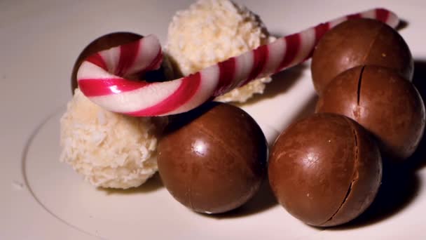 巧克力和椰子圣诞球 糖果在桌上旋转着 视频剪辑 有选择性的软重点 为这幅画人工合成的谷物 — 图库视频影像