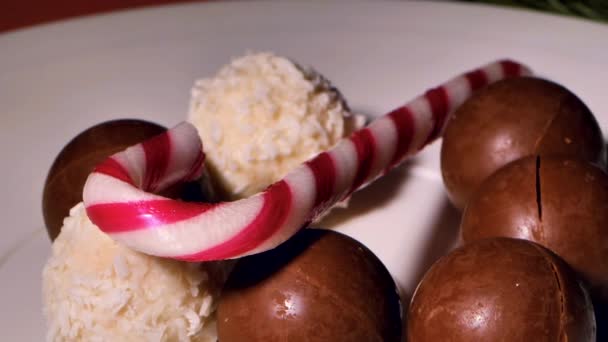 Chocolate Coco Bolas Navidad Caramelos Están Girando Sobre Mesa Video — Vídeos de Stock
