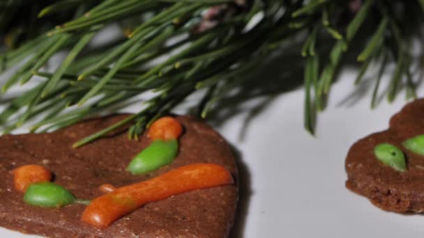 Close Decorated Delicious Gingerbread Cookies Pine Branches Colorful Dessert Gingerbread — Stock Video