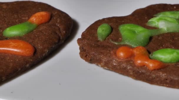 Großaufnahme Von Verzierten Leckeren Lebkuchen Und Tannenzweigen Ein Buntes Dessert — Stockvideo
