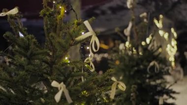 Noel ışıkları ve duygu parkındaki olay. Şenlikli dekorasyonlar ve yürüyen insanlar. Video kaydı. Yumuşak seçici odaklanma. Resim için yapay olarak tahıl oluşturuldu.