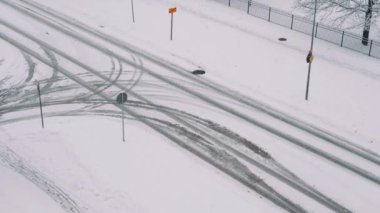 Kış zamanı sokağın karşısına kızak çeker. Yumuşak seçici odaklanma. Resim için yapay olarak tahıl oluşturuldu