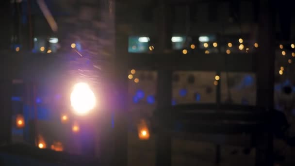圣诞灯亮着 雪下着 假日装饰蜡烛放在玻璃瓶里 有选择性的软重点 人工制造的谷物 — 图库视频影像