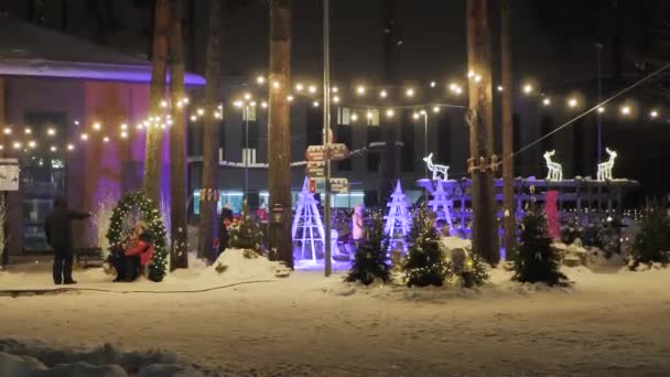 Рождественские Огни Событие Парке Чувств Праздничные Украшения Прогулки Людей Видео — стоковое видео