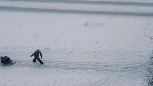 Inverno Faz Trenó Outro Lado Rua Foco Seletivo Suave Grão — Vídeo de Stock