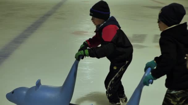 Kinder Laufen Der Eisbahn Schlittschuh Ruhen Sie Sich Beim Sport — Stockvideo