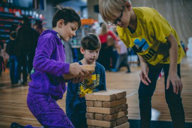 Oyunları ve şişme yatağı olan çocuk eğlence parkı. Çocuklar için çekicilik. Yumuşak seçici odak.
