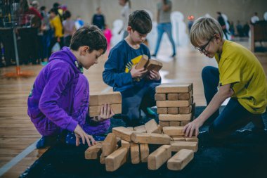 Oyunları ve şişme yatağı olan çocuk eğlence parkı. Çocuklar için çekicilik. Yumuşak seçici odak.