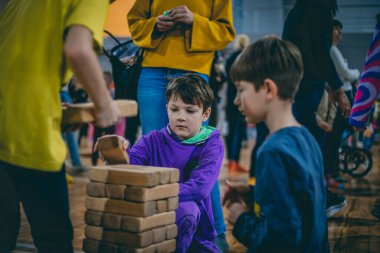 Oyunları ve şişme yatağı olan çocuk eğlence parkı. Çocuklar için çekicilik. Yumuşak seçici odak.