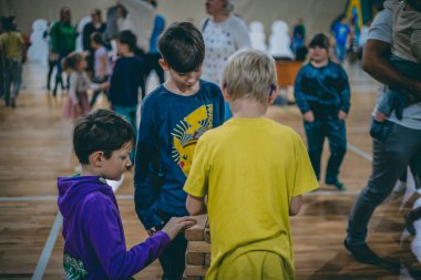 Oyunları ve şişme yatağı olan çocuk eğlence parkı. Çocuklar için çekicilik. Yumuşak seçici odak.