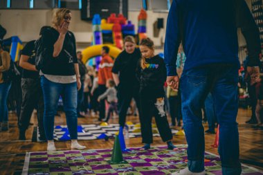 Oyunları ve şişme yatağı olan çocuk eğlence parkı. Çocuklar için çekicilik. Yumuşak seçici odak. 