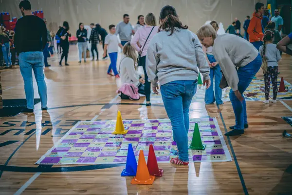 Oyunları ve şişme yatağı olan çocuk eğlence parkı. Çocuklar için çekicilik. Yumuşak seçici odak.