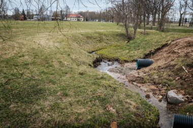 Tamir işleri yeni borularla hendek kazdı. Baharda.
