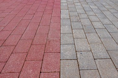 Asfalt kırmızı ve gri, yürüyüş yerine bir patika.