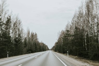 Bahar döneminde araba trafiği olan Valmiera Riga yolu. Ana caddelerdeki Riga binaları. 