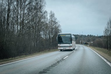 Bahar döneminde otobüs trafiği olan Valmiera Rga yolu. 